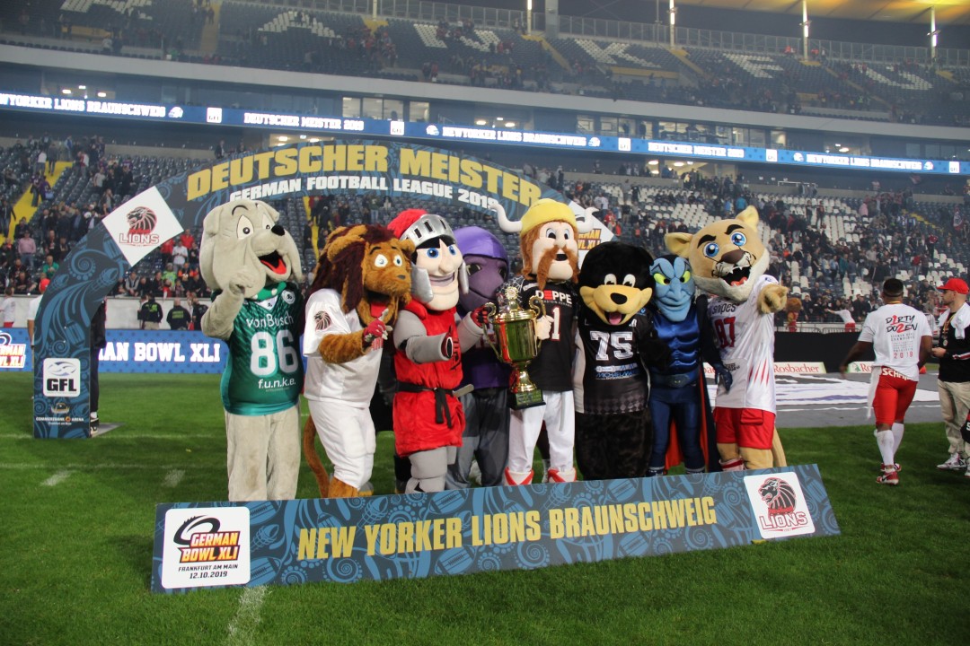 Bully, Hank, Sir Henner, Franky Galaktic, Olaf Viking, Happy Bear, Bluezifer und Cody (v. r.) 2019 German Bowl in Frankfurt - Foto: Nina Funke